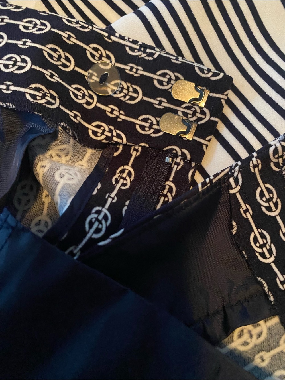 Ann Taylor Factory Navy and White Chain-Link Print pant - Picture 5 of 15